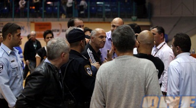 אהרון יעקובי עצבני (יוסי ציפקיס)