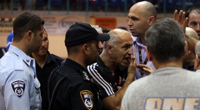 אהרון יעקובי עצבני, השוטרים מקיפים אותו (יוסי ציפקיס)