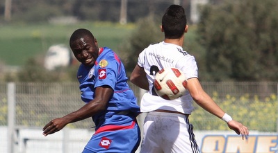 עמנואל אמנגואה עולה לכדור גובה (עמית מצפה)