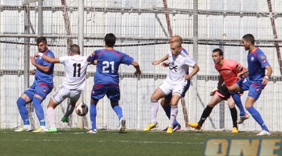 אלון בוזורגי מנסה לדחוק את הכדור פנימה (עמית מצפה)