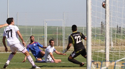 הכדור של שמול פוגש את המשקוף (עמית מצפה)