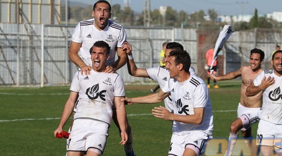 אלון בוזורגי חוגג את הפנדל המכריע עם חבריו (עמית מצפה)