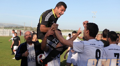 שחקני אסי גלבוע חוגגים עלייה לרבע הגמר (עמית מצפה)