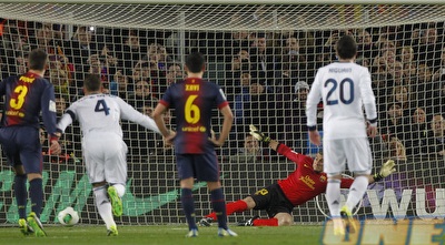 רונאלדו כובש בפנדל (רויטרס)