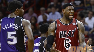 לברון ג´יימס דורש עבירה אחר החסימה של סאלמונס (רויטרס)