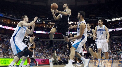 דרון וויליאמס בדרך לסל נוסף (רויטרס)