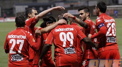 שחקני הפועל חוגגים. היו מנצחים גם ללא הפנדל? (יוסי ציפקיס) שחקני הפועל חוגגים. היו מנצחים גם ללא הפנדל? (יוסי ציפקיס)