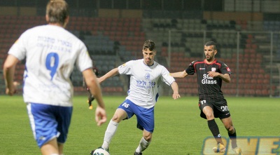 נבו מזרחי מנסה לברוח ממחמוד עבאס (משה חרמון)