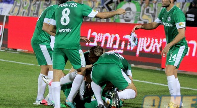 שחקני מכבי חיפה חוגגים בערימה (יניב גונן)