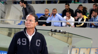 אלי כהן על רקע אוהדי בית&qout;ר (יוסי ציפקיס)