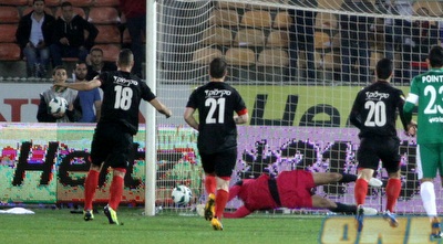 אראל כובש בפנדל (יניב גונן)