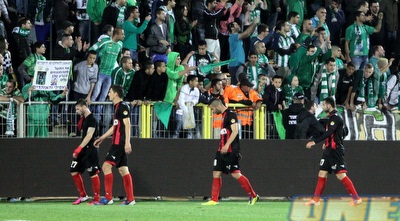 שחקני הפועל חיפה יורדים מאוכזבים מול הקהל הירוק (יניב גונן)