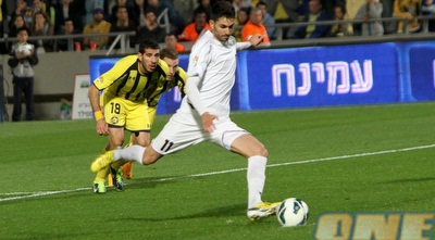 חן עזריאל בועט את הפנדל (חגי ניזרי)