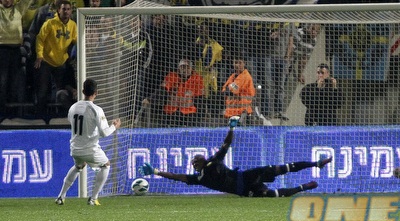 חן עזריאל מכניע את אניימה בקושי (יוסי ציפקיס)