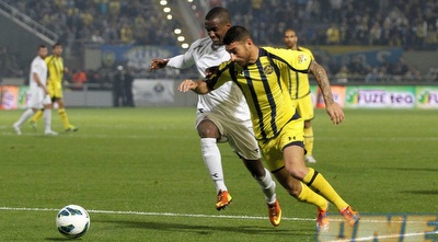 אלירן עטר עובר את אלי דסה בדרך לצלילה בתוך הרחבה (יוסי ציפקיס)