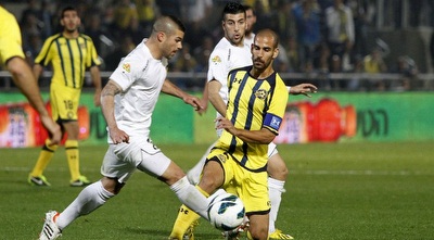 גל אלברמן מנסה לעצור את קובי מויאל (יוסי ציפקיס)