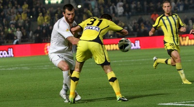 סדייב מנסה לעבור את קרלוס גארסיה (חגי ניזרי)