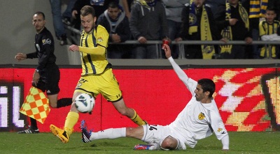 קריאף ועומר ורד במלחמה על הכדור (יוסי ציפקיס)