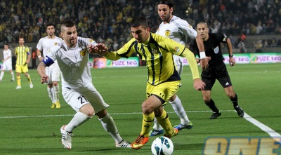 מונס דאבור מנסה לעקוף את קובי מויאל (חגי ניזרי)