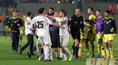 שחקני מכבי ת&qout;א מאוכזבים, בבית&qout;ר חוגגים (חגי ניזרי)