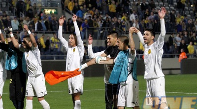 שחקני בית&qout;ר חוגגים (יוסי ציפקיס)