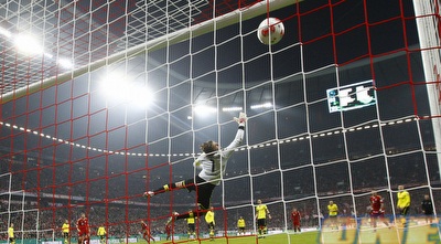 הכדור של רובן בדרך לשער של וויידנפלר (רויטרס)