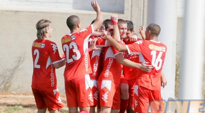 שחקני הפועל ת&qout;א חוגגים את הרביעי (משה חרמון)