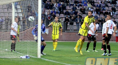 טיבי נוגח פנימה (יניב גונן) טיבי נוגח פנימה (יניב גונן)