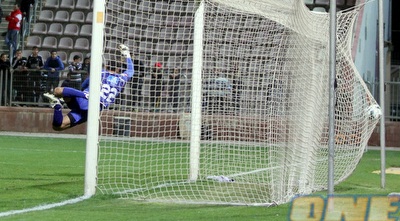 הכדור של ראדי נוחת ברשת (יניב גונן) הכדור של ראדי נוחת ברשת (יניב גונן)