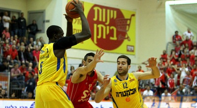 אוחיון חודר על חסימה של ג´יימס (שי לוי)