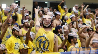 אוהדי מכבי עם מסיכות של שמעון מזרחי (יוסי ציפקיס)