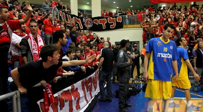 פניני מתקבל על ידי אוהדי הפועל (שי לוי)