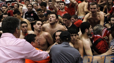 אוהדי הפועל פורצים למגרש (יוסי ציפקיס)