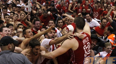 נאור חוגג עם האוהדים (יוסי ציפקיס)