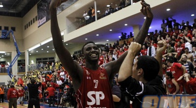 קרטיס קלי מאושר (יוסי ציפקיס)