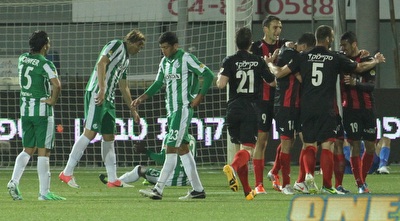 שחקני הפועל חיפה חוגגים, פילאבסקי מאוכזב (עמית מצפה) שחקני הפועל חיפה חוגגים, פילאבסקי מאוכזב (עמית מצפה)