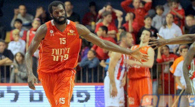 ג´וליאן רייט חוגג. פיספוס צהוב? (יניב גונן) ג´וליאן רייט חוגג. פיספוס צהוב? (יניב גונן)