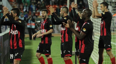 שחקני הפועל חיפה מודים לקהל בסיום (עמית מצפה)