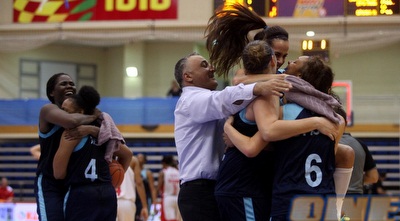 שחקניות פ&qout;ת בטירוף לאחר הבאזר (יוסי ציפקיס)