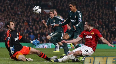 דייגו לופס עוצר את רובין ואן פרסי (רויטרס)