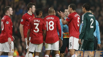 ריו פרדיננד מוחה בהפגנתיות כלפי השופט (רויטרס)