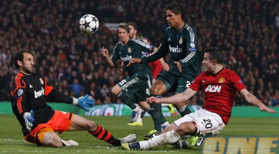 דייגו לופס עוצר את ואן פרסי (רויטרס) דייגו לופס עוצר את ואן פרסי (רויטרס)