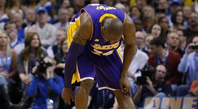 קובי לאחר שנפגע בידו במהלך המשחק (רויטרס) קובי לאחר שנפגע בידו במהלך המשחק (רויטרס)