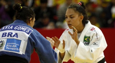 קמילה מינאקווה (מימין) (מערכת ONE)