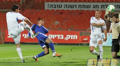 אלירן עטר בועט פנימה מול קליימן (עמית מצפה)