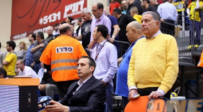 שמעון מזרחי בדרבי. &qout;עשו לנו תנועות של שיסוף גרון&qout; (יוסי ציפקיס) שמעון מזרחי בדרבי. &qout;עשו לנו תנועות של שיסוף גרון&qout; (יוסי ציפקיס)