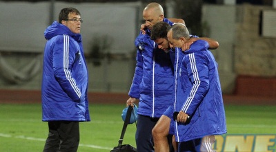 דקל קינן יורד מהמגרש פצוע (עמית מצפה)