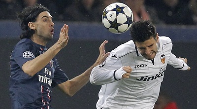 חאבייר פאסטורה ואנטוניו בראגאן נוגחים (רויטרס)