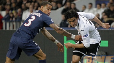 ואן דר ויל מנסה לעצור את טינו קוסטה (רויטרס)