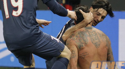 לאבצי חוגג את השוויון בהורדת חולצה (רויטרס)